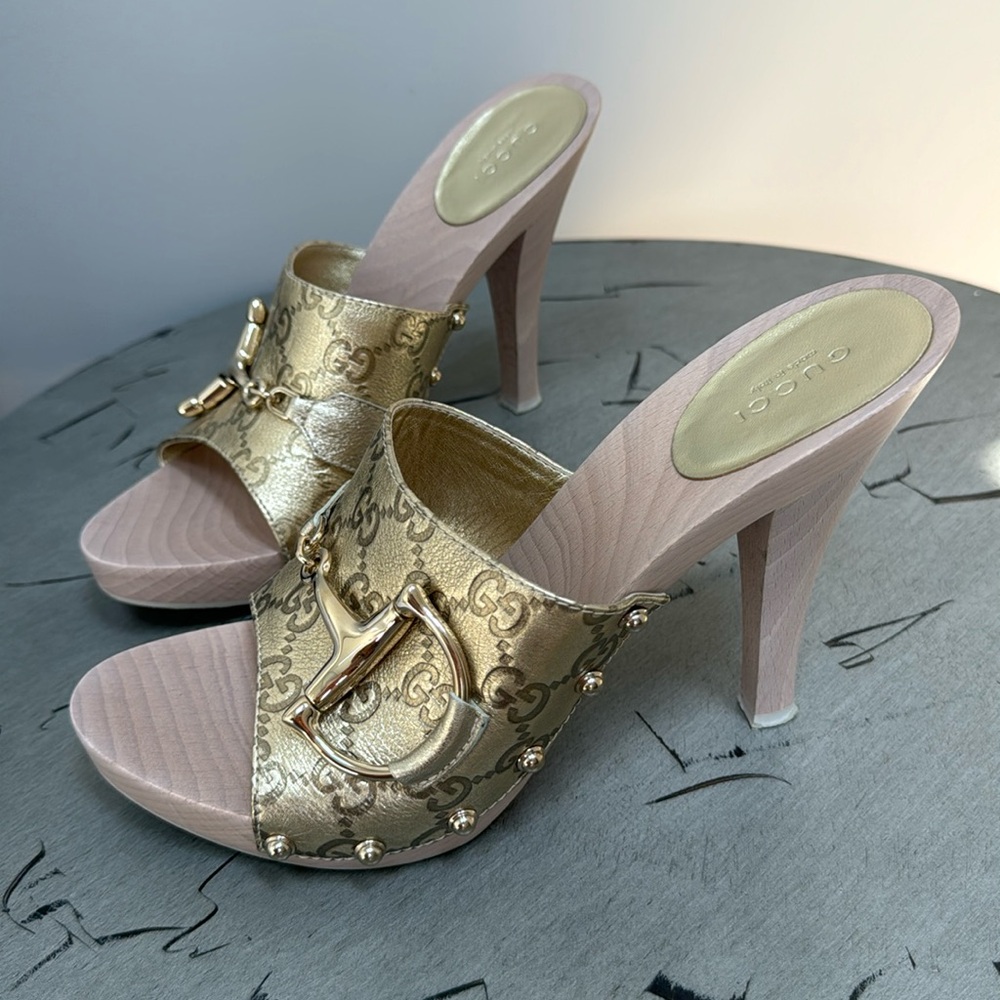 GUCCI size 9 platform sandal AMAZING condition. Almost vintage.